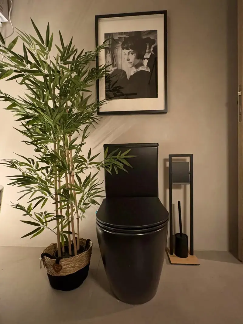Baño elegante con alicatado moderno y ducha espaciosa.