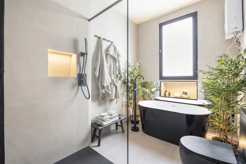 Dormitorio minimalista con cama grande y suelo de madera.